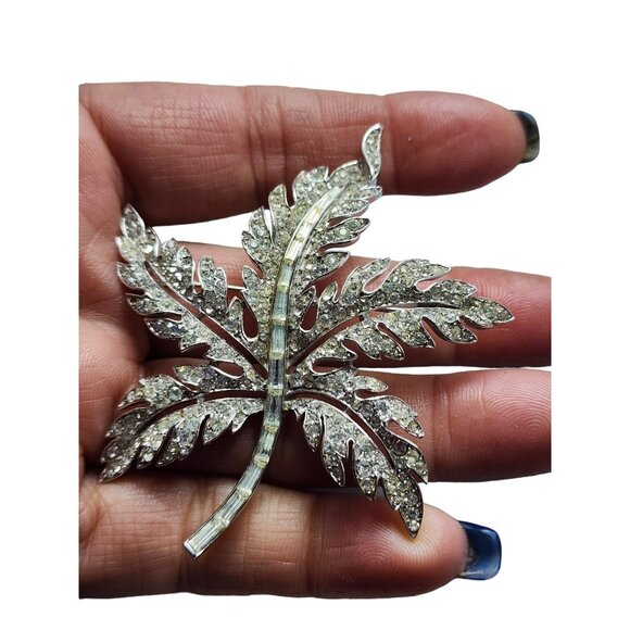 Vintage Signed Crown Trifari Rhinestone Pave Leaf Brooch (A1479) - Picture 2 of 6